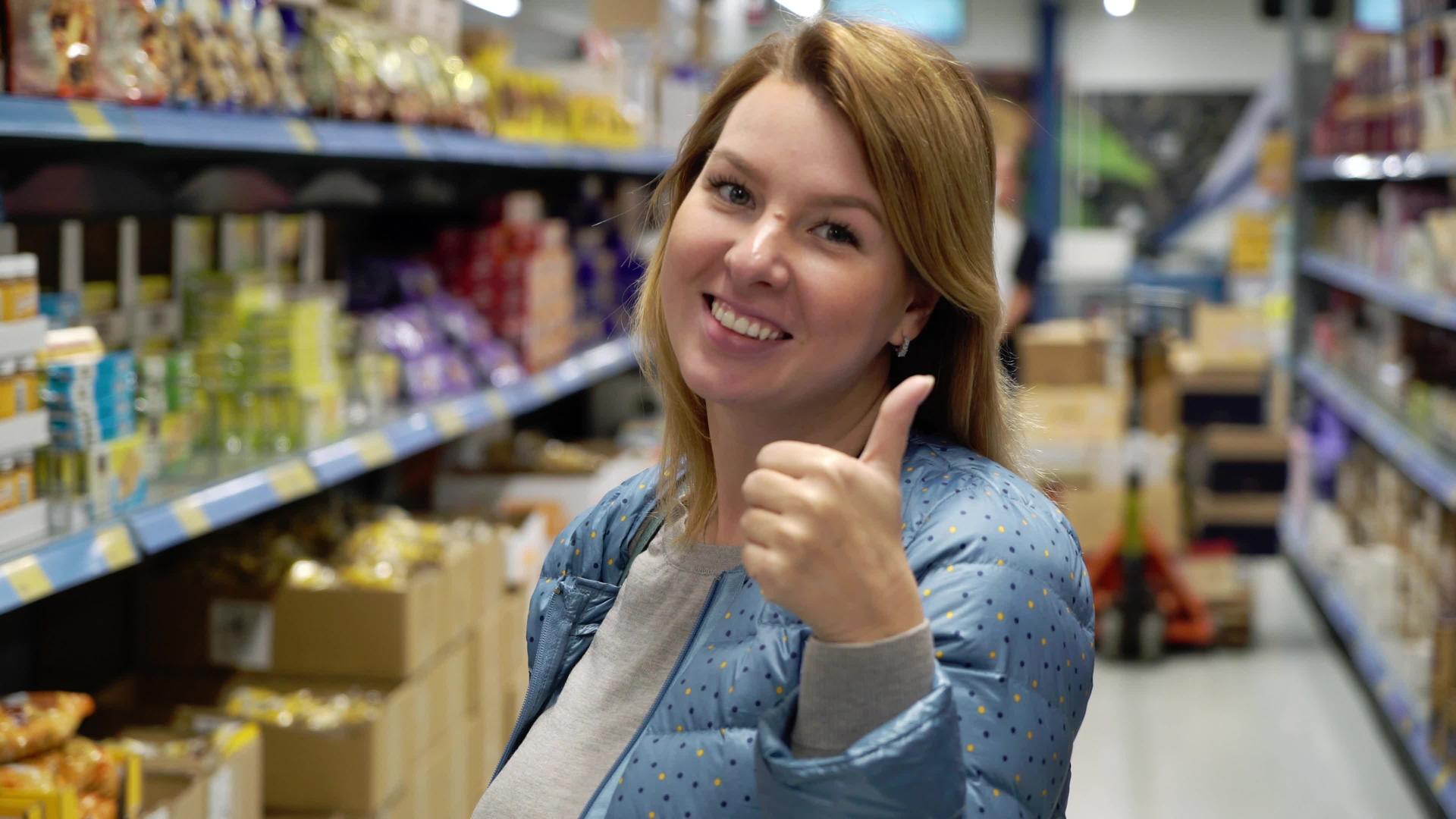 女性在超市购物视频的预览图