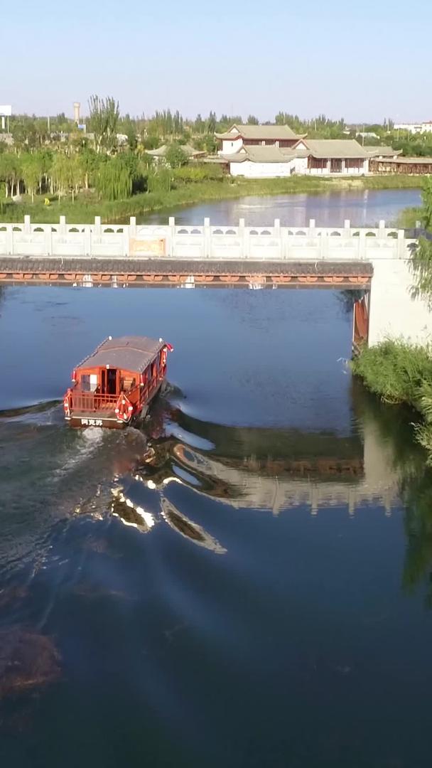 河流湿地游船航拍视频的预览图