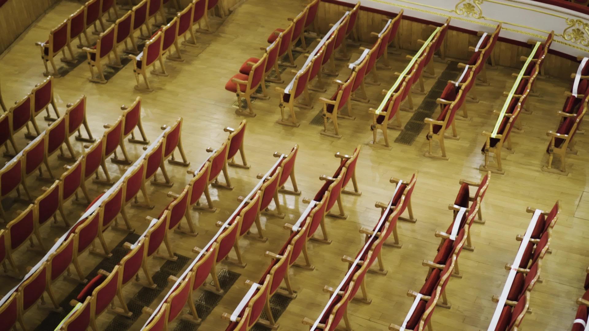 歌剧院大厅红色天鹅绒座椅受流行限制COVID视频的预览图