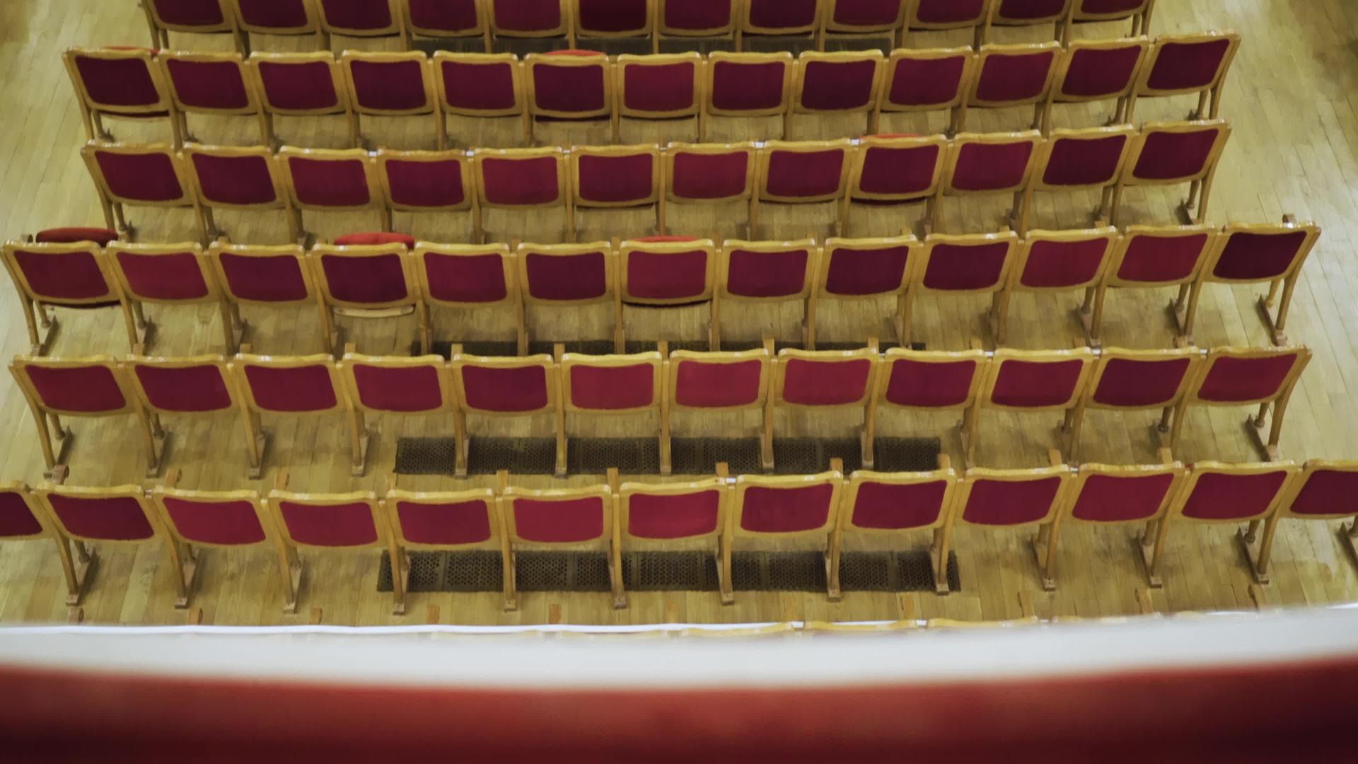 歌剧用大流行性检疫期间歌剧院的红色天鹅绒座位是空的视频的预览图