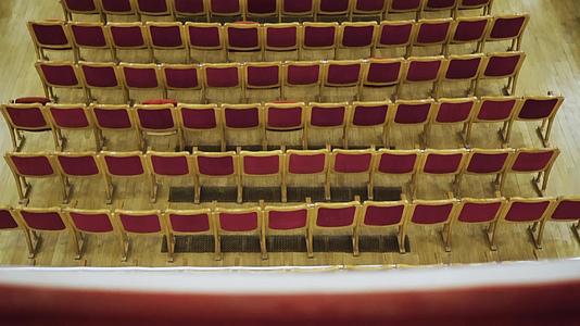 歌剧用大流行性检疫期间歌剧院的红色天鹅绒座位是空的视频的预览图