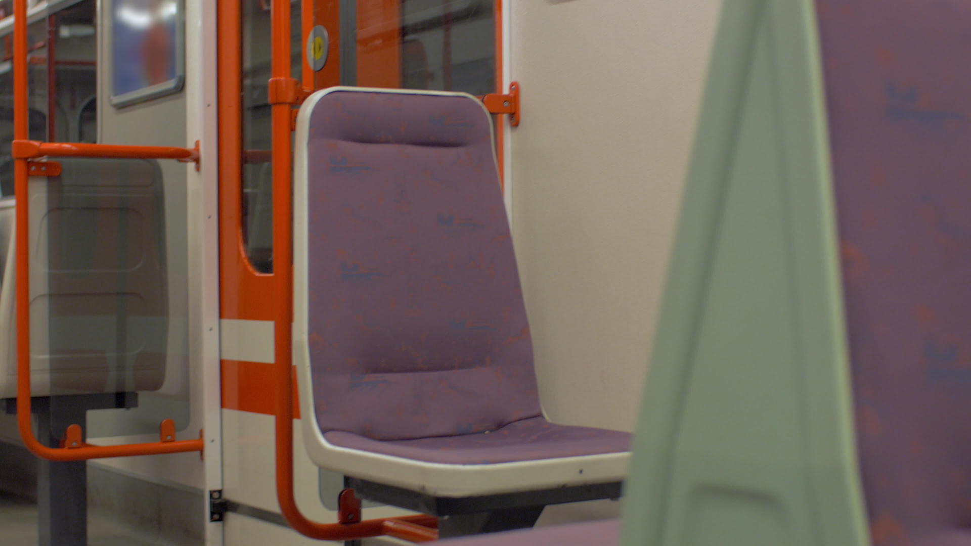 普莱格塞黑共和国地铁列车的空座位视频的预览图