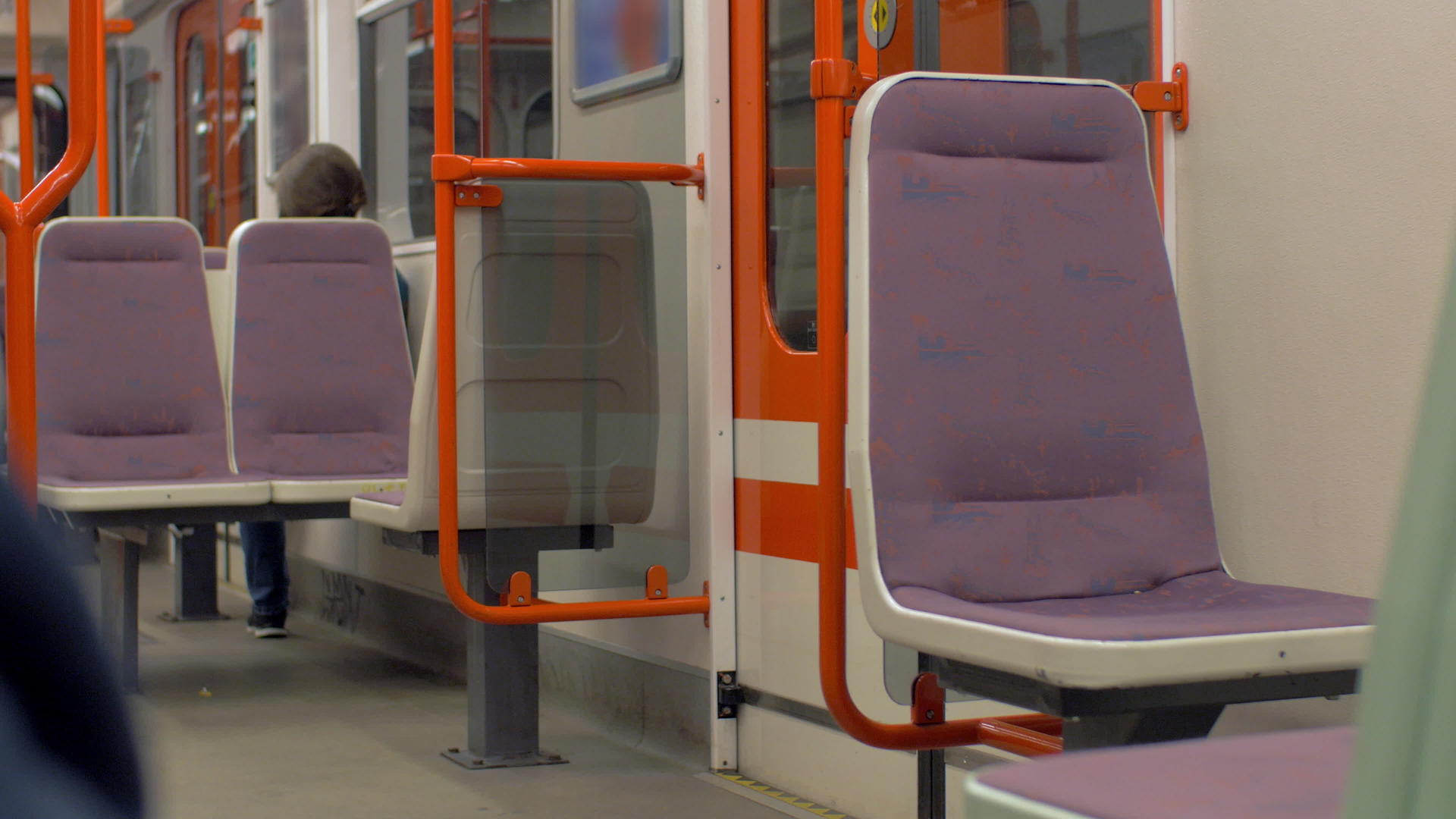 普莱格塞黑共和国地铁列车的空座位视频的预览图