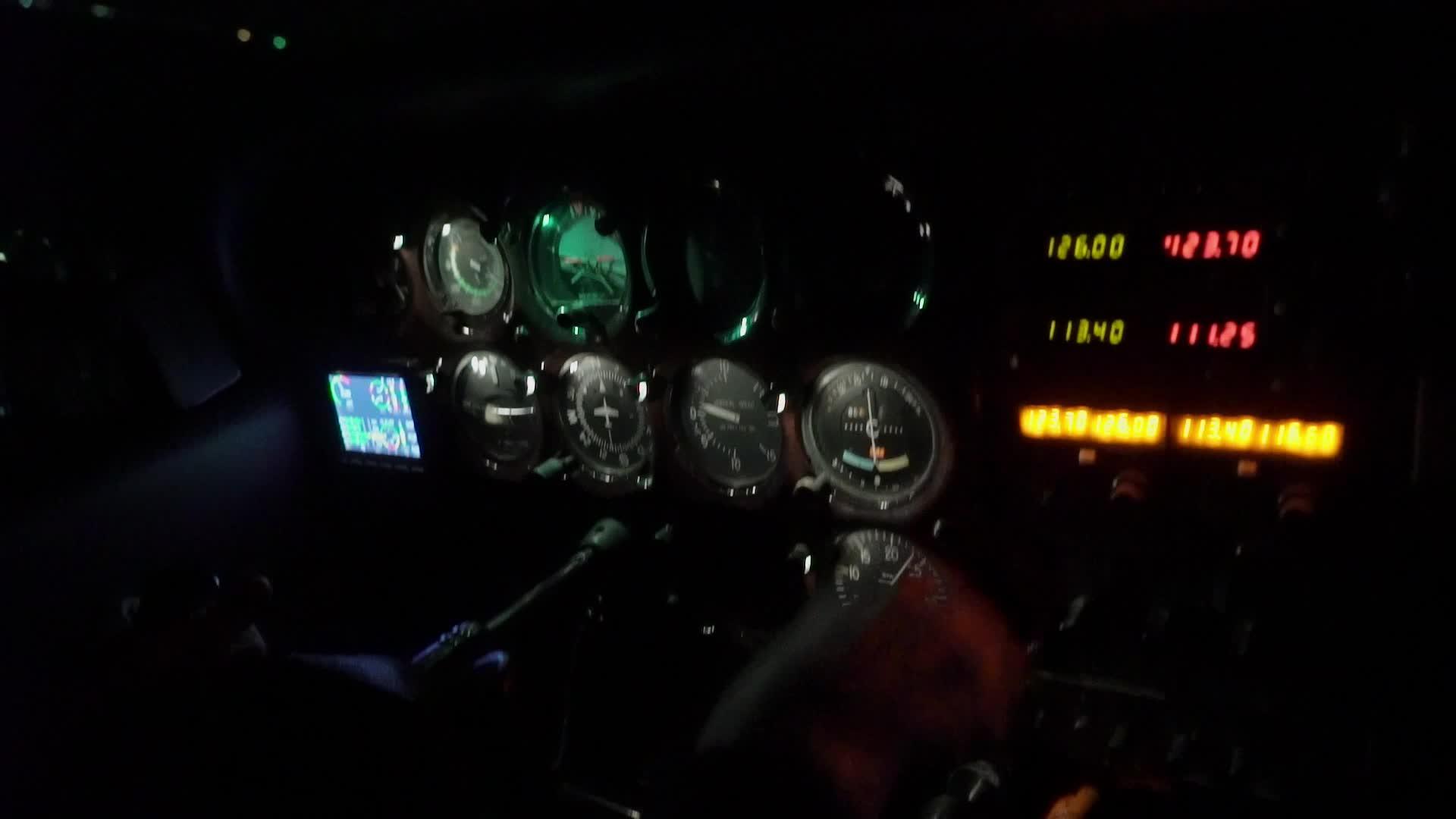 夜间室内飞机或机舱飞行员的座位在夜间飞行视频的预览图