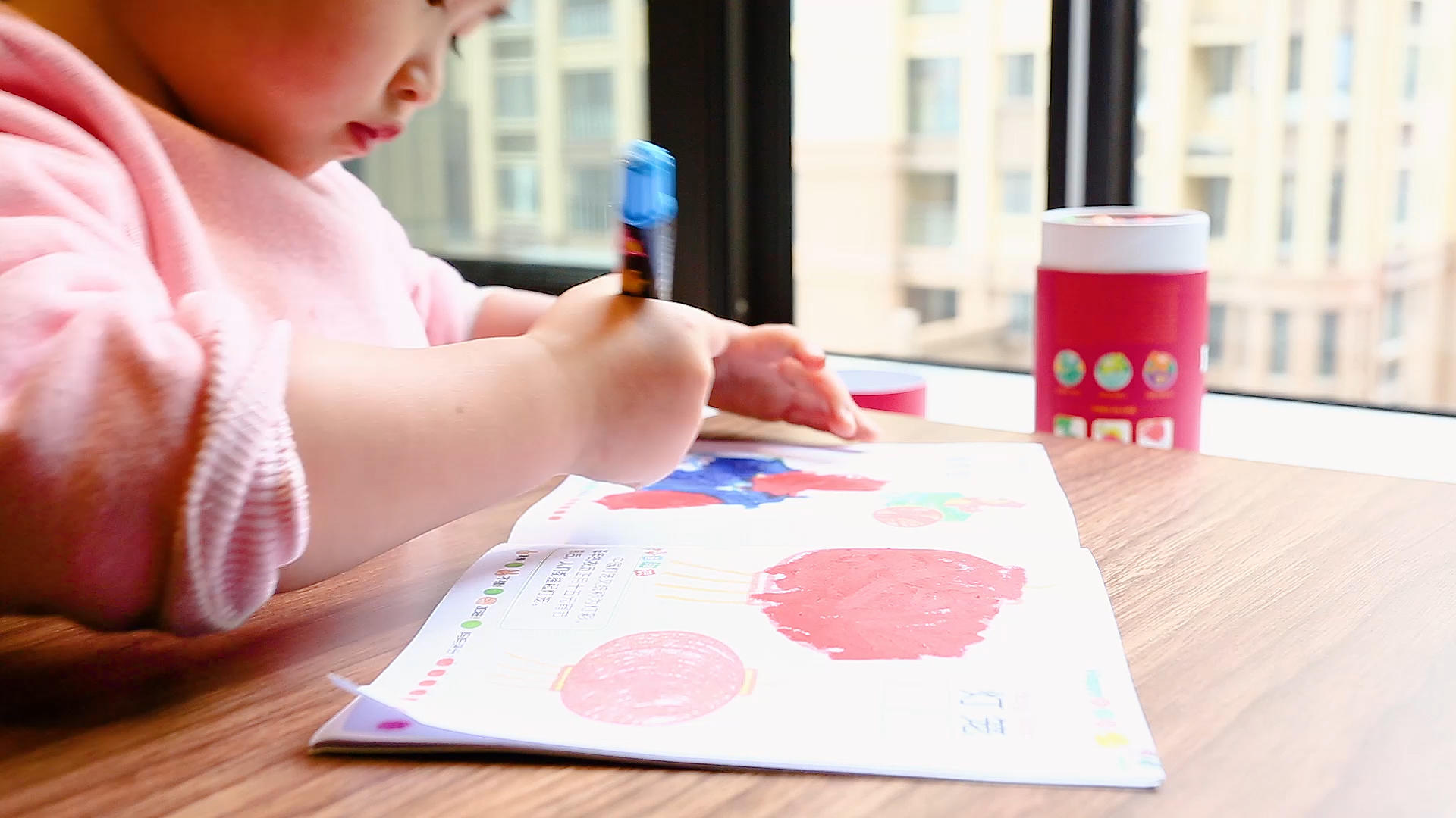 女孩儿童画画上色涂鸦视频的预览图