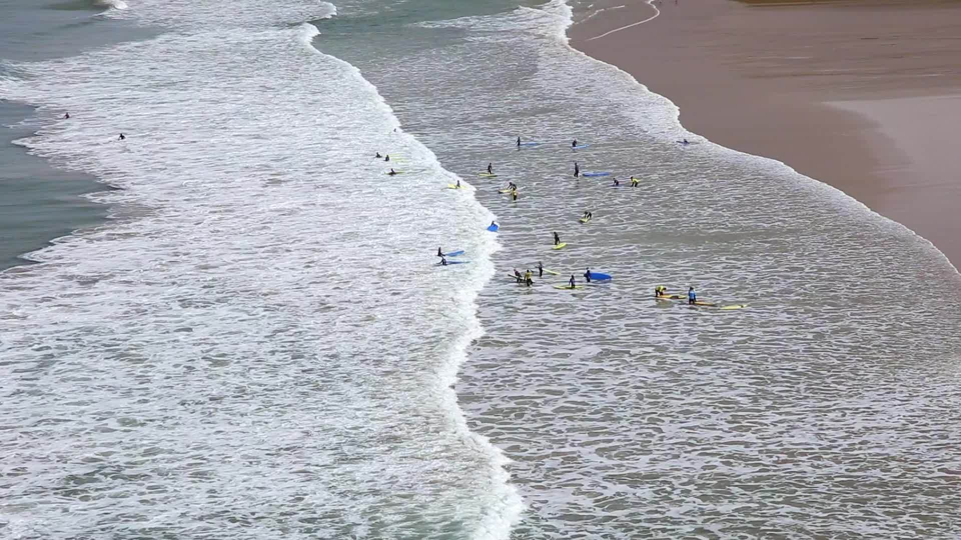 冲浪者在MawganPorth海滩外的海浪视频的预览图