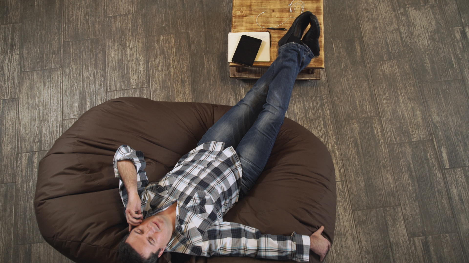 男人躺在沙发上在电话里说话视频的预览图