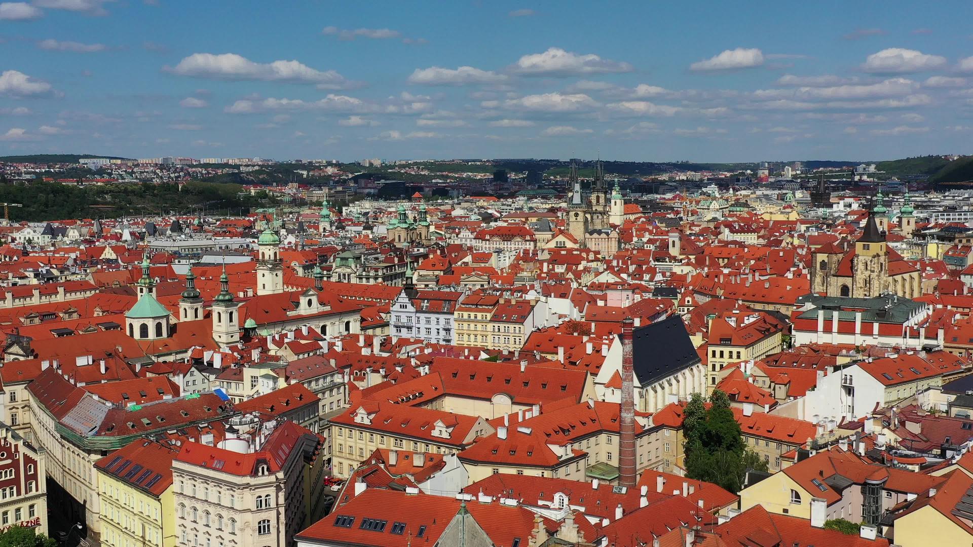 无人驾驶飞机飞越Prague捷克ia的红屋顶在Tyn视频的预览图