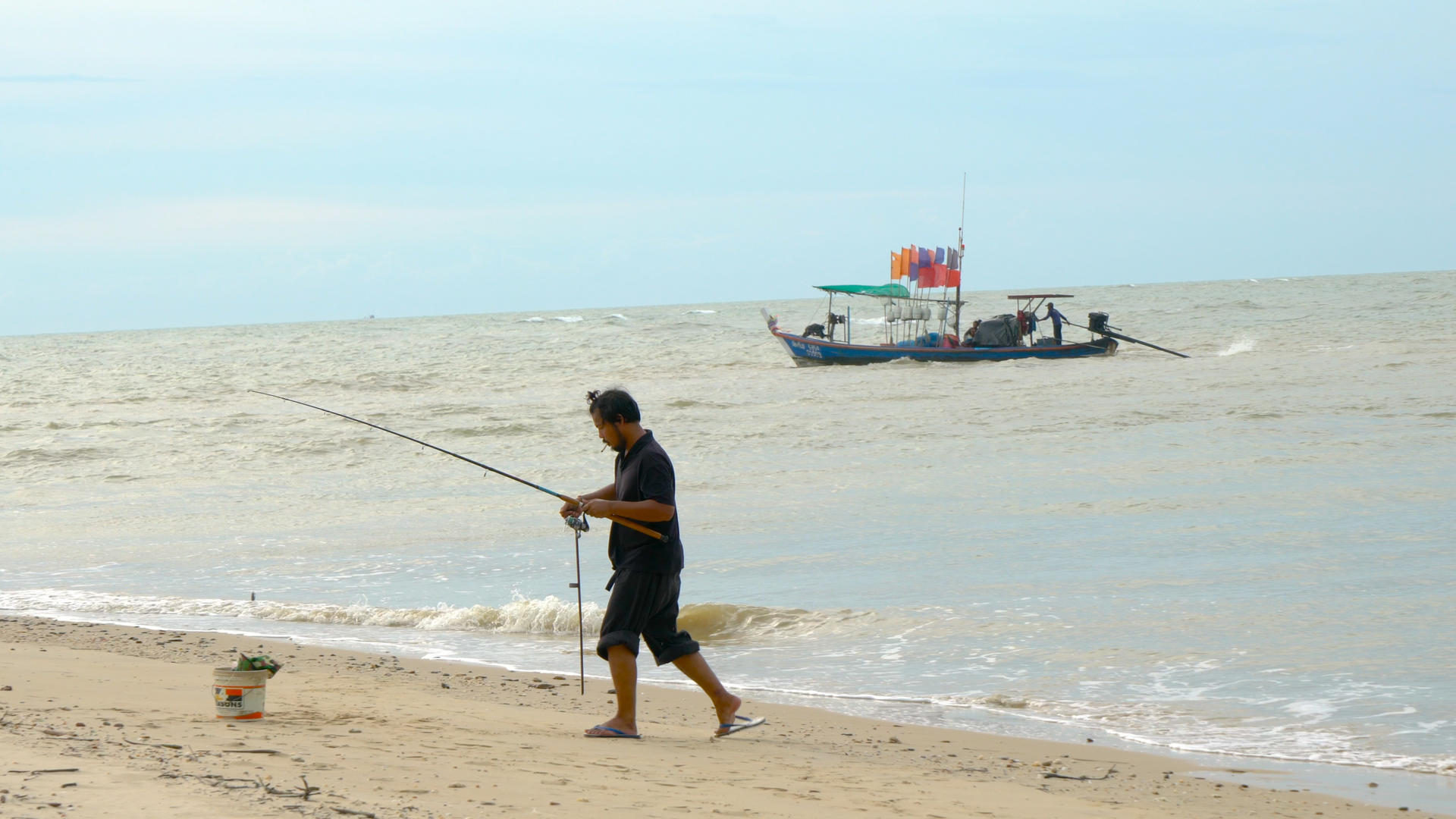 海边海滩上海钓钓鱼实拍4K合集视频的预览图