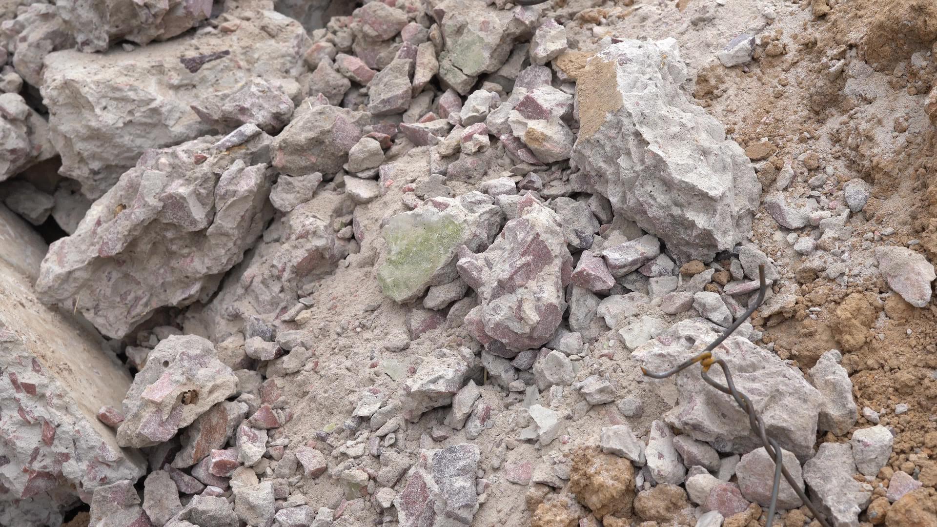 建筑混凝土废物堆积在废渣上的处置视频的预览图