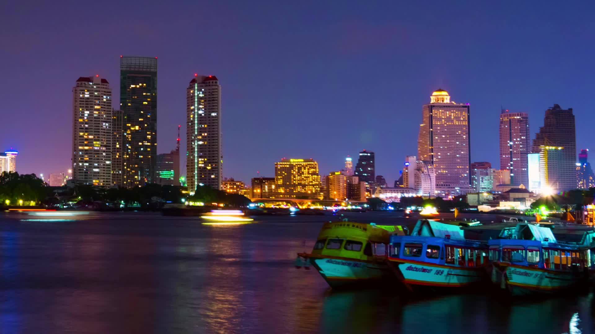晚上曼谷湄南河的延时视频曝光时间很长视频的预览图
