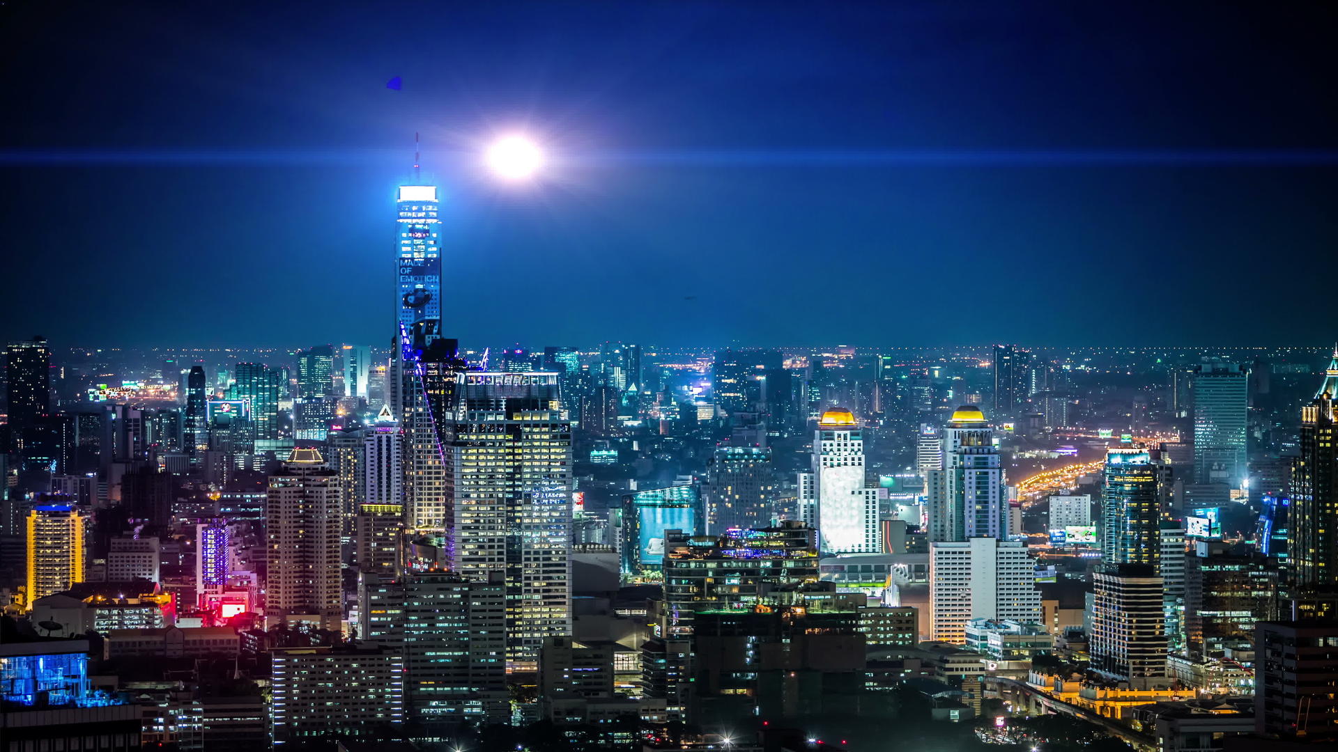 美丽的月光照耀着城市视频的预览图