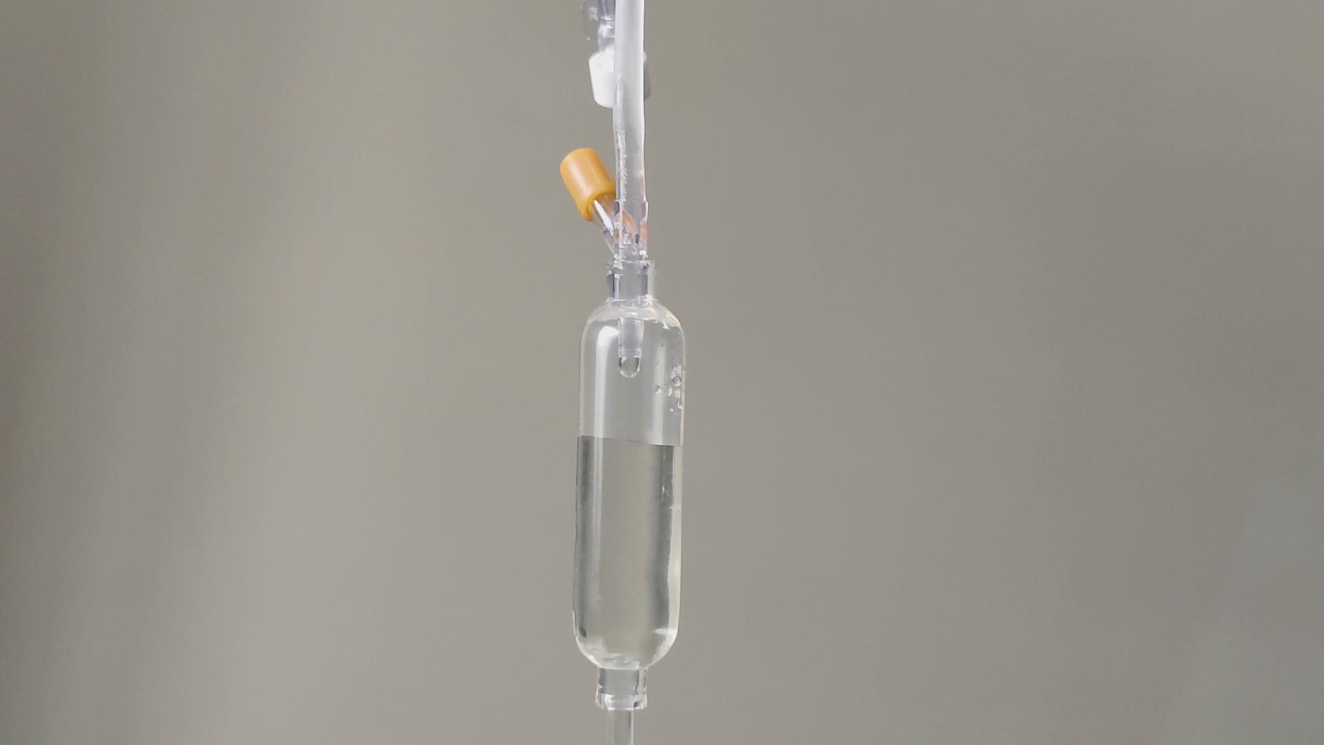 医院静脉输液器挂水打点滴视频的预览图