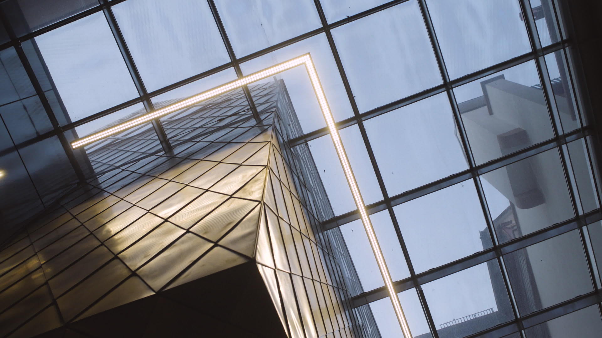 现代建筑的内部结构配备了玻璃天花板和照明视频的预览图