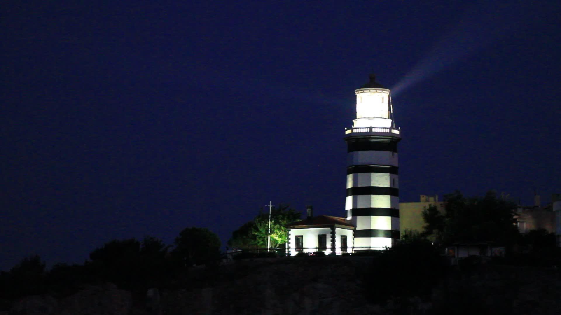 灯塔在夜间有其不断搜索的光束视频的预览图