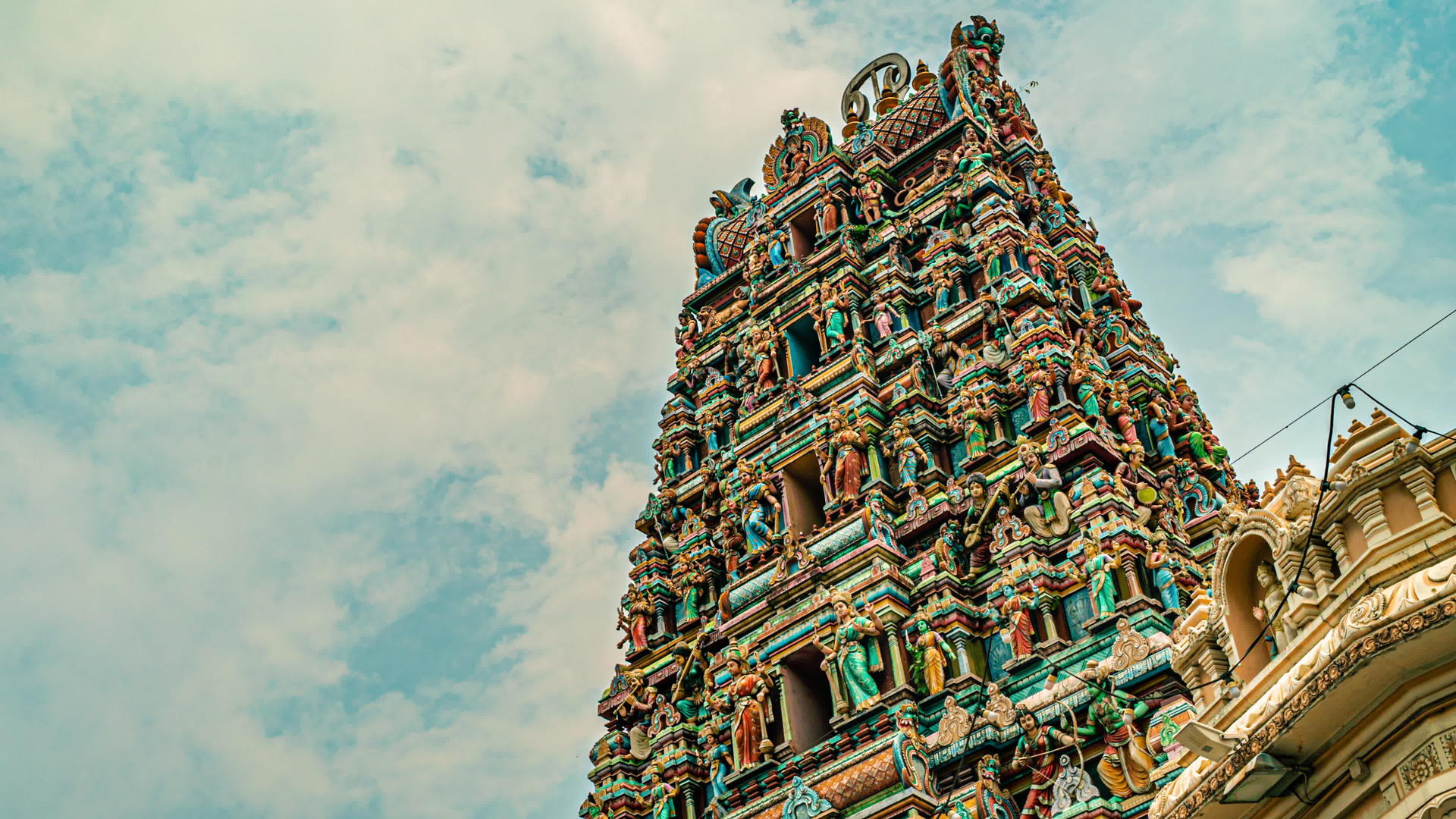 美丽的Hhindu寺庙雕像建筑云视频的预览图