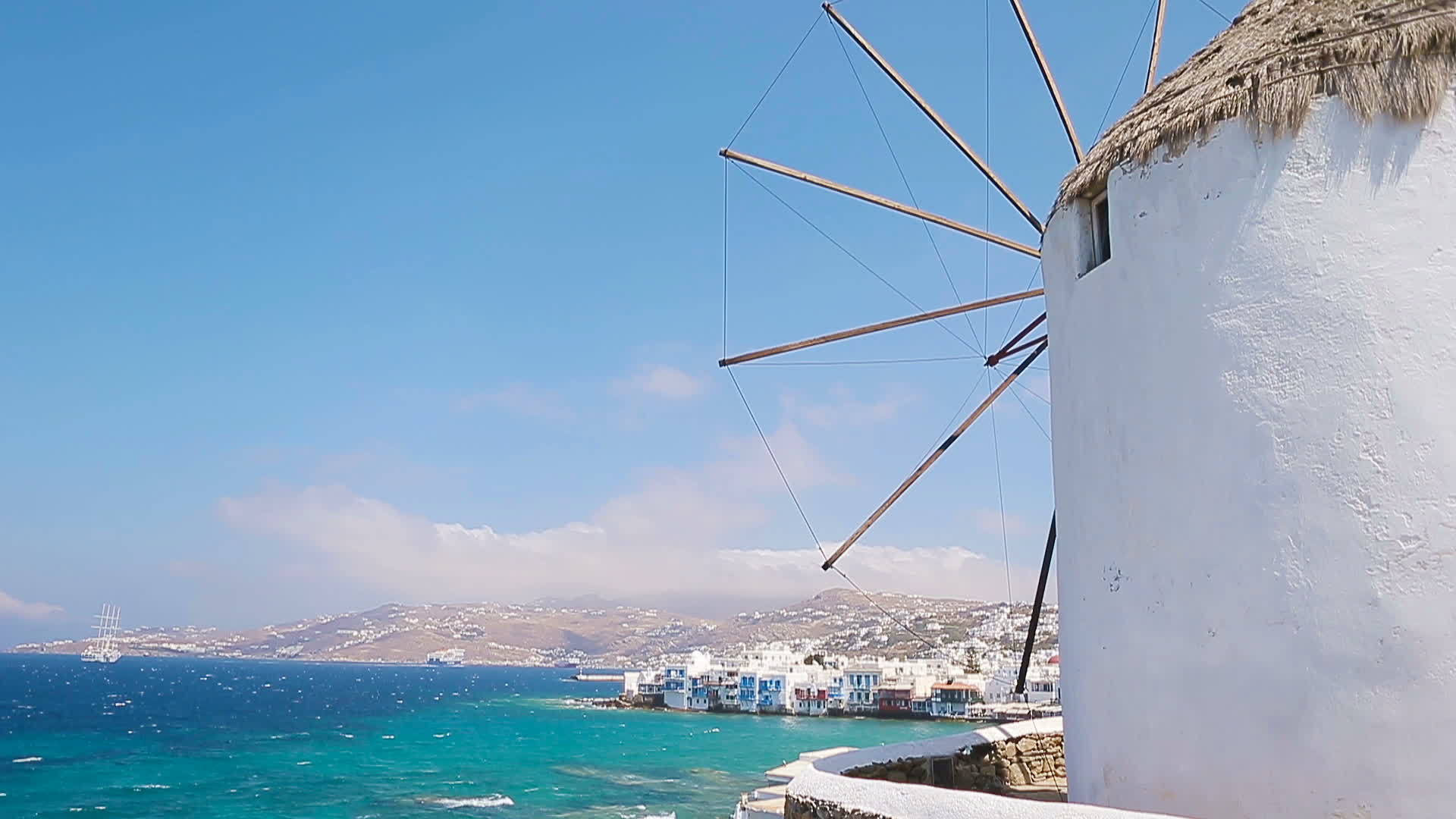 日出时传统的希腊风车在米科诺斯岛很有名视频的预览图