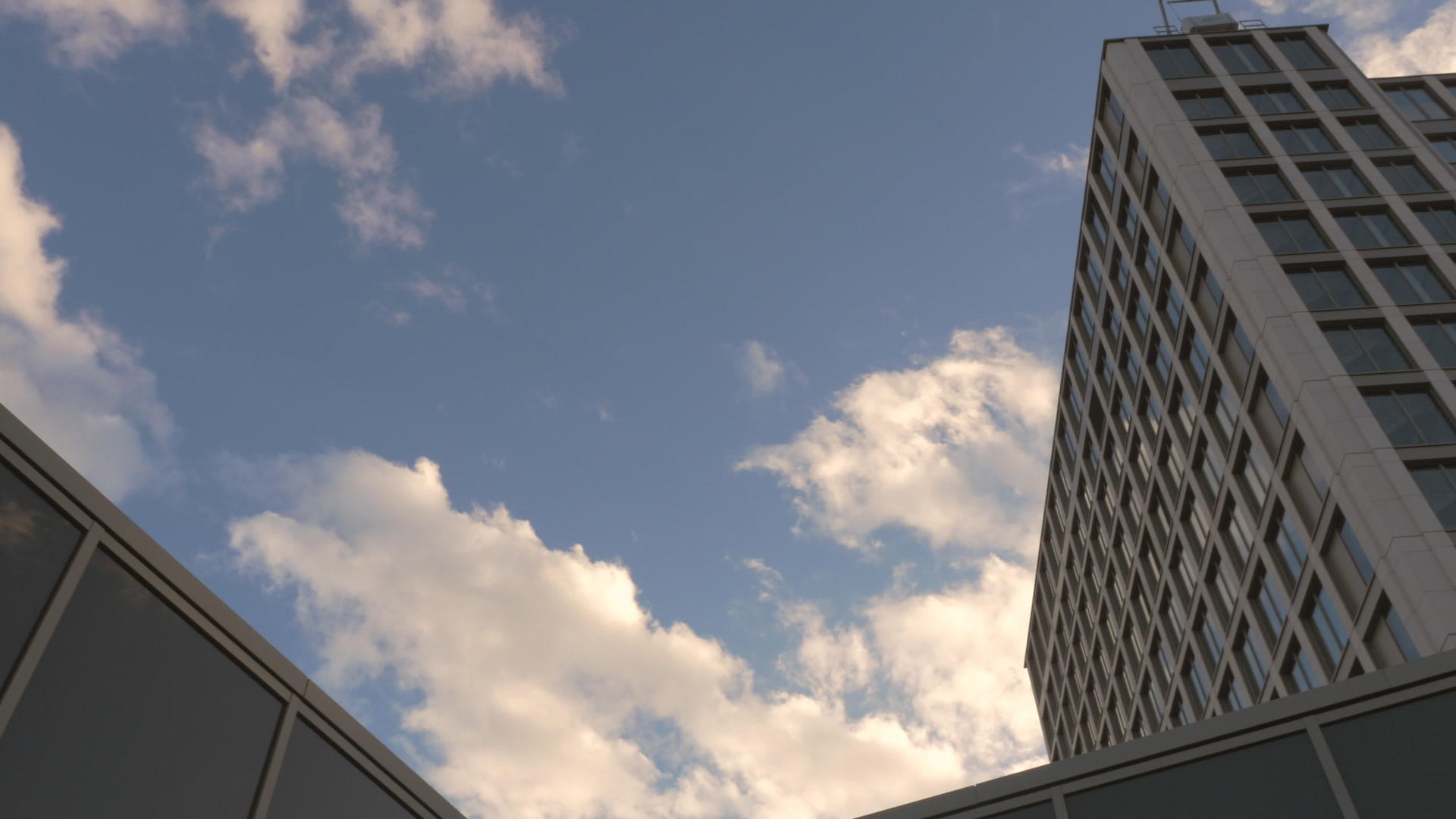 办公楼外的天空和低角视图视频的预览图