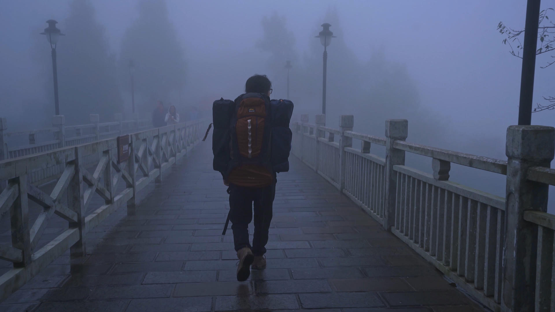 户外徒步者行走在晨雾中的张家界视频的预览图