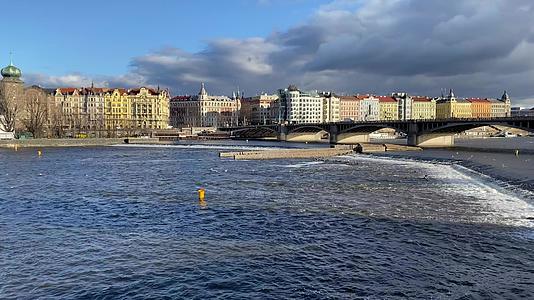 查看捷克共和国冬季风暴后布拉格的全景视频的预览图