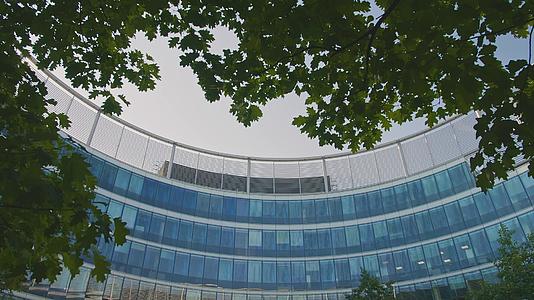 现代玻璃商业办公室圆环大楼全景阳光明天的现代建筑视频的预览图