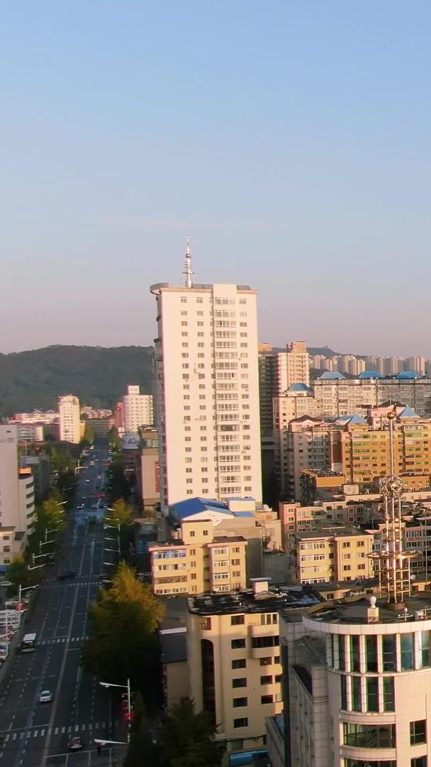 中国边境旅游城市丹东鸭绿江畔城市风景城市视频的预览图