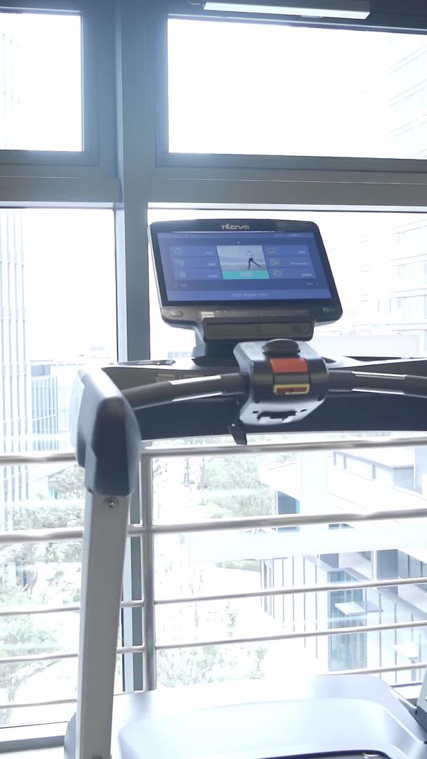 跑步机在健身房视频的预览图