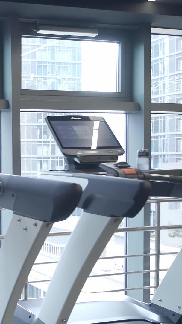 跑步机在健身房视频的预览图