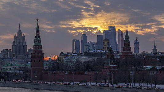 莫斯科克里姆林塔和莫斯科商业中心的日落时间结束了丰富多彩的日落时间视频的预览图