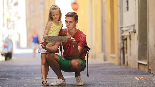 可爱的小女孩和她的父亲和欧洲城市地图在罗马视频的预览图