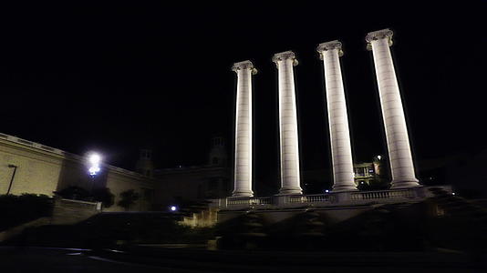 在西班牙巴塞罗那的夜晚宫殿附近有四根白色的柱子视频的预览图
