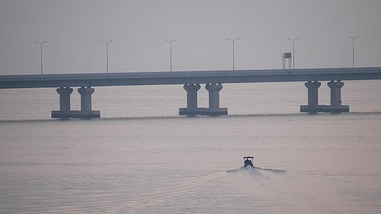 一艘船横跨大海的河桥视频的预览图