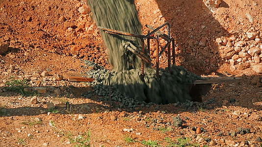 水泥混凝土搅拌机卡车倒入施工现场的混凝土视频的预览图