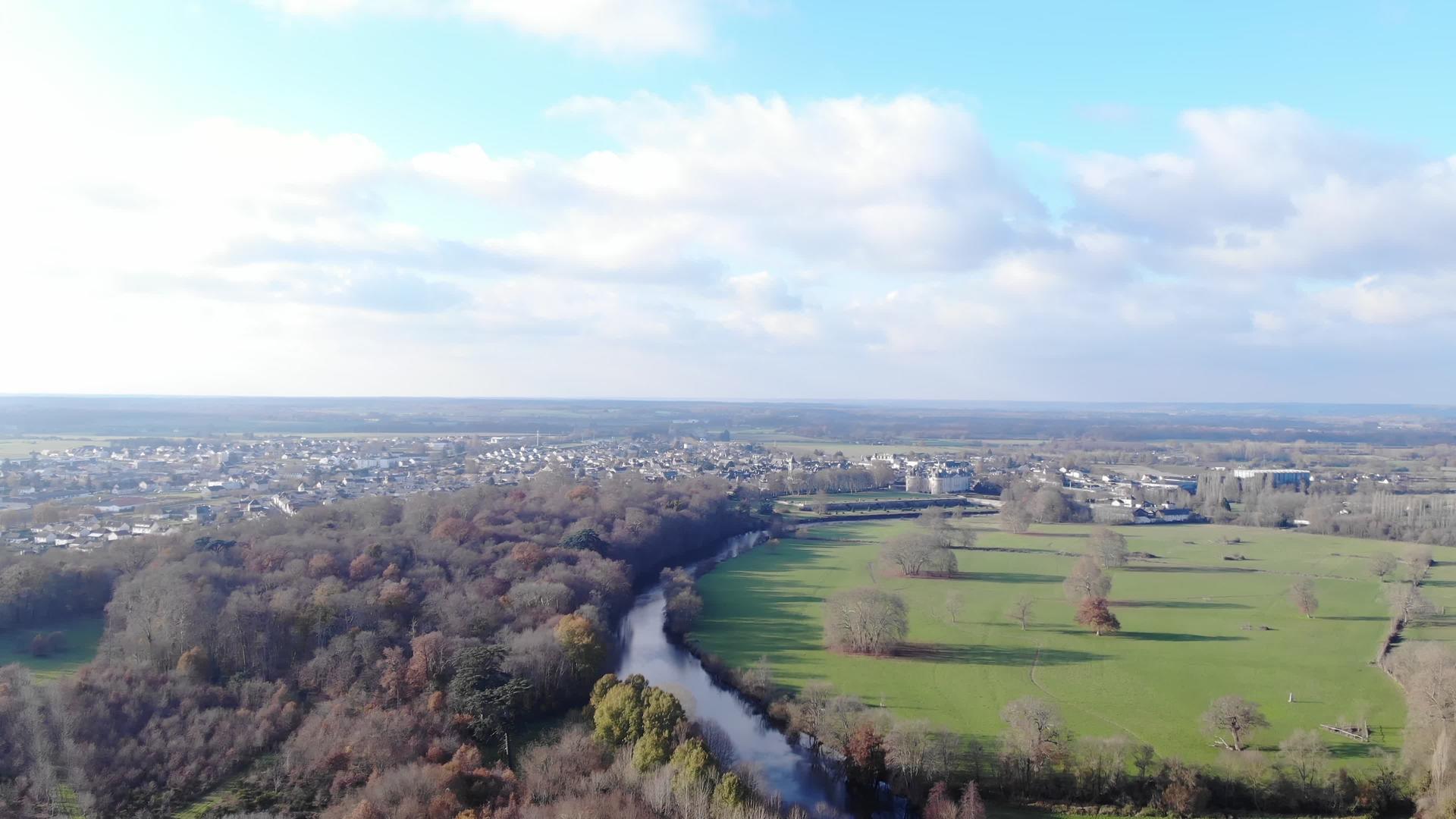 无人机鸟瞰Leloir阳光明媚的乡村和美丽的农田视频的预览图