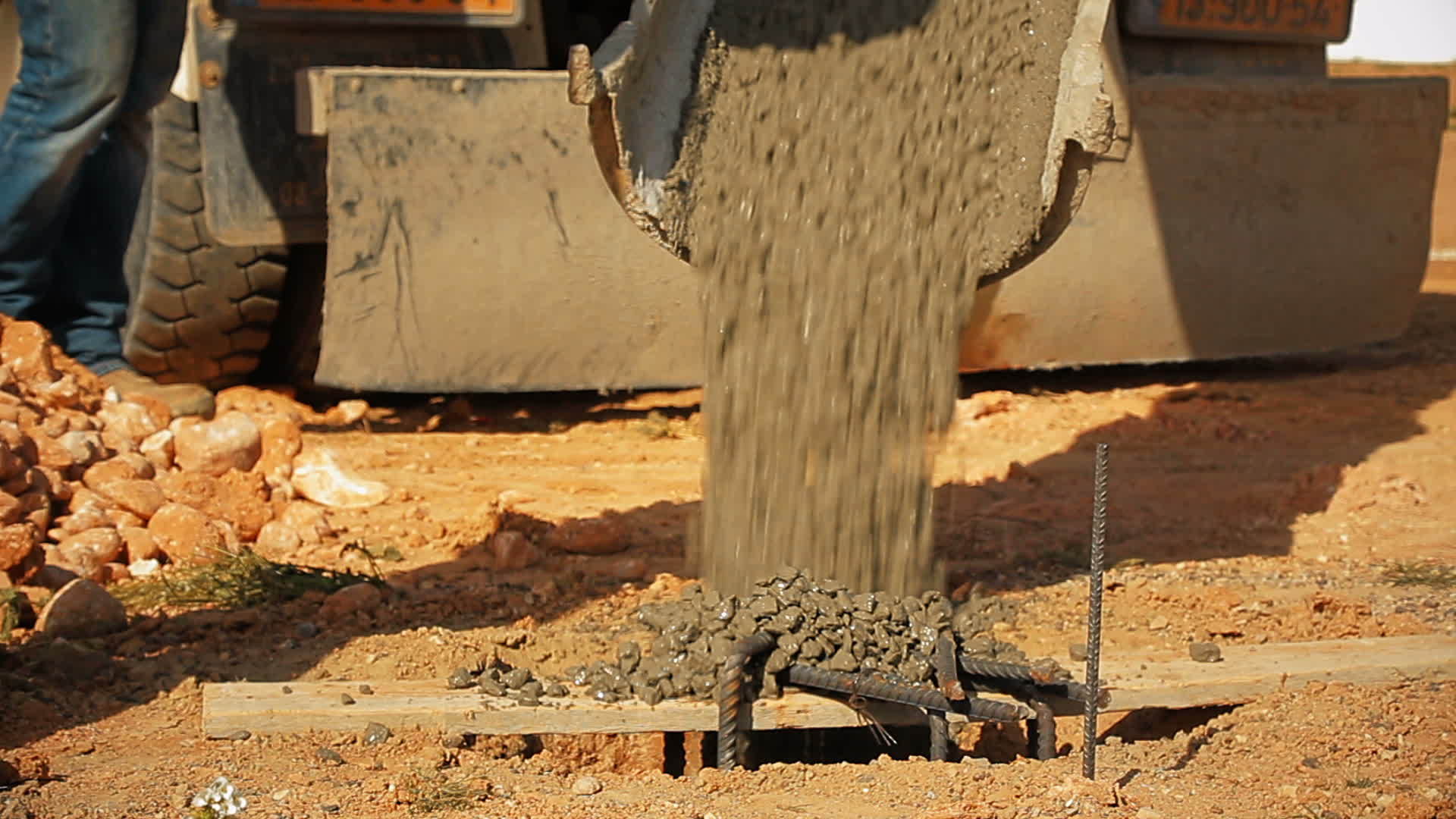 建筑工人把水泥混凝土从搅拌机倒进洞里视频的预览图