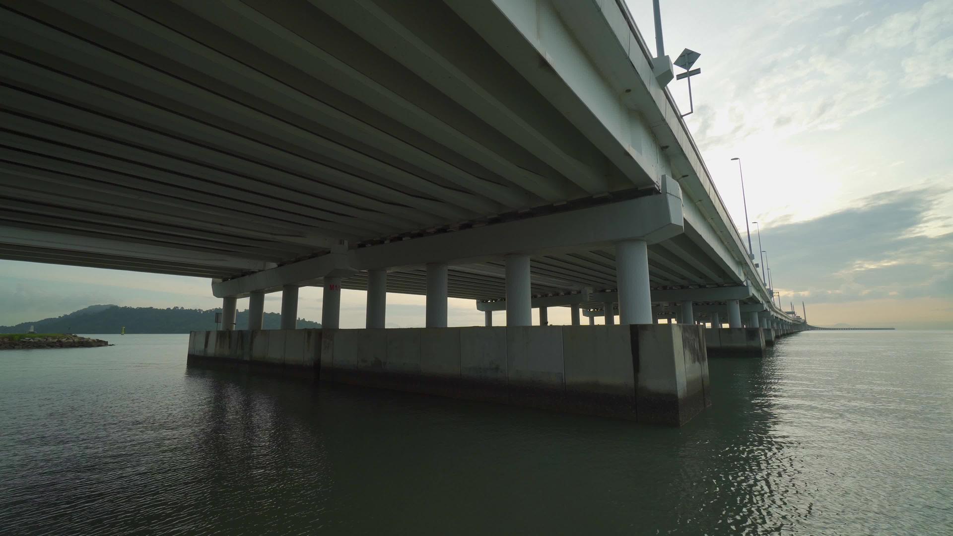 拉南第二桥是横跨海面的建筑视频的预览图