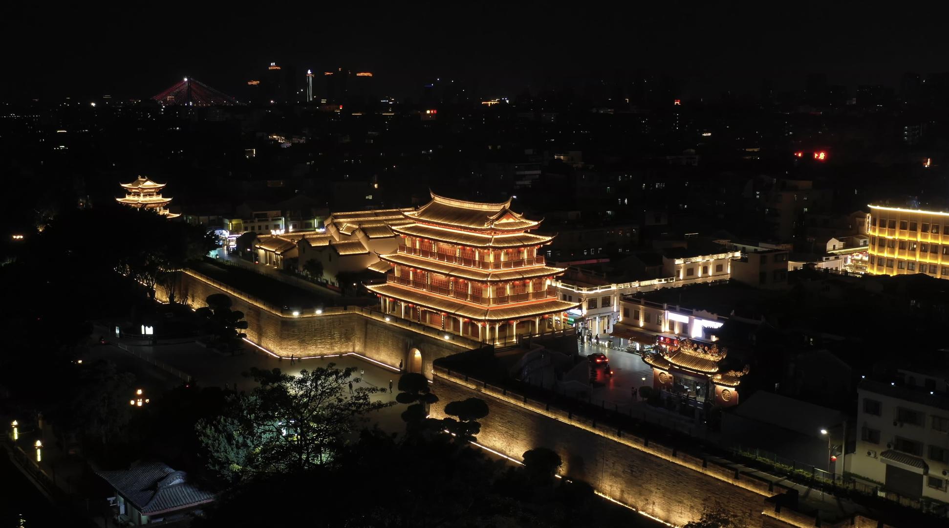 广东潮州古城城门广济楼夜景视频的预览图