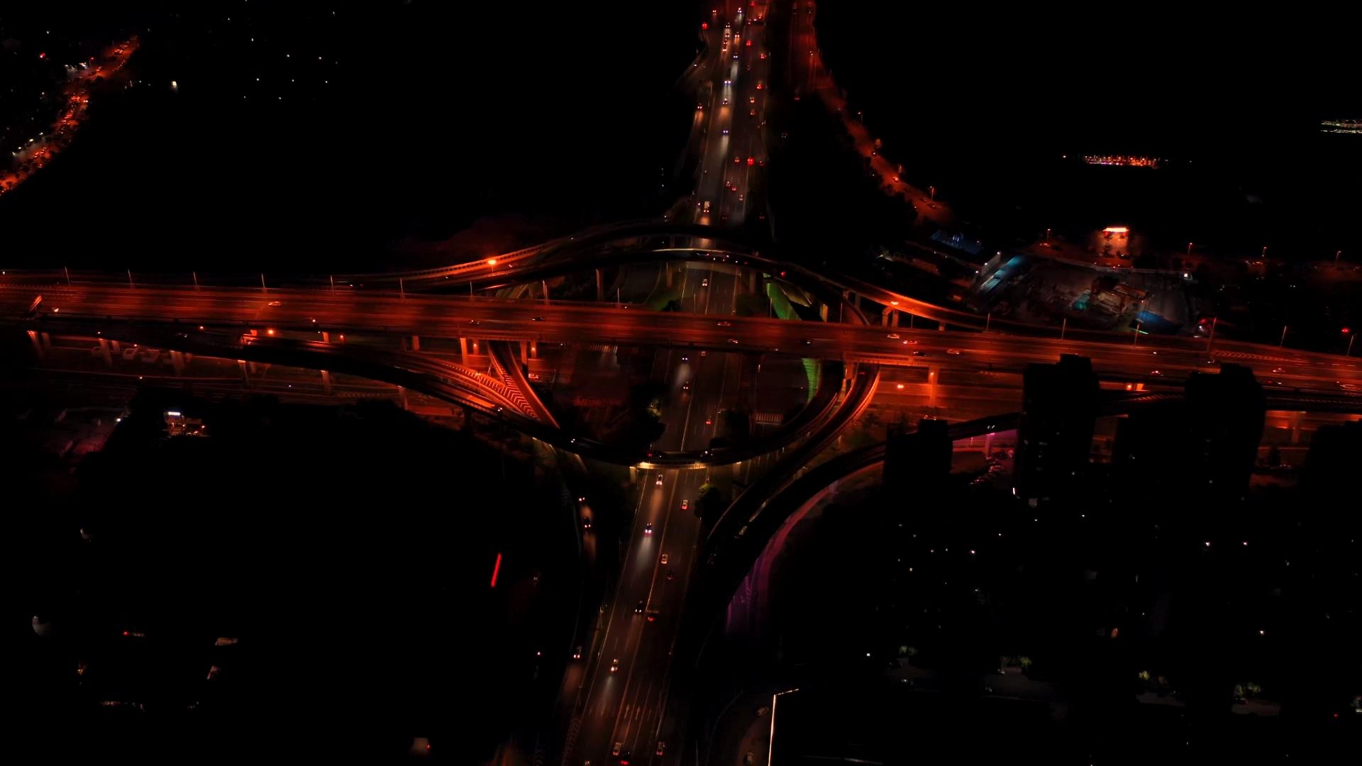 夜晚城市道路高架桥航拍视频的预览图