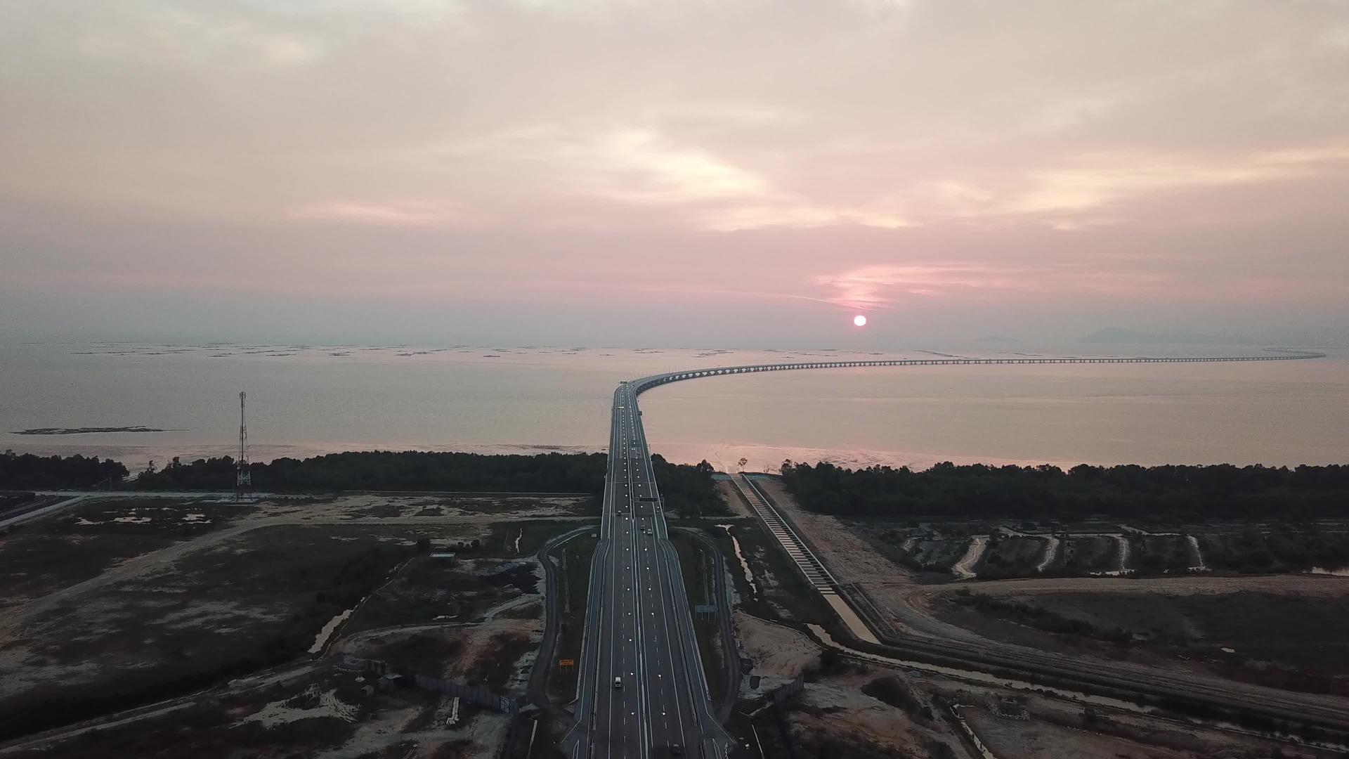 在空中观察巴图卡万至公路benang第二桥视频的预览图