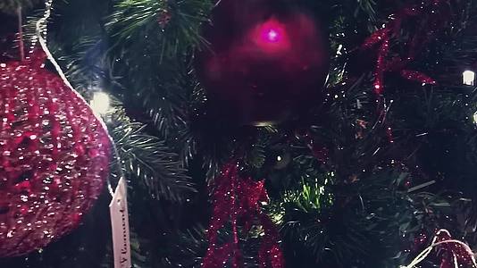 圣诞装饰和在血液中购买假日视频的预览图