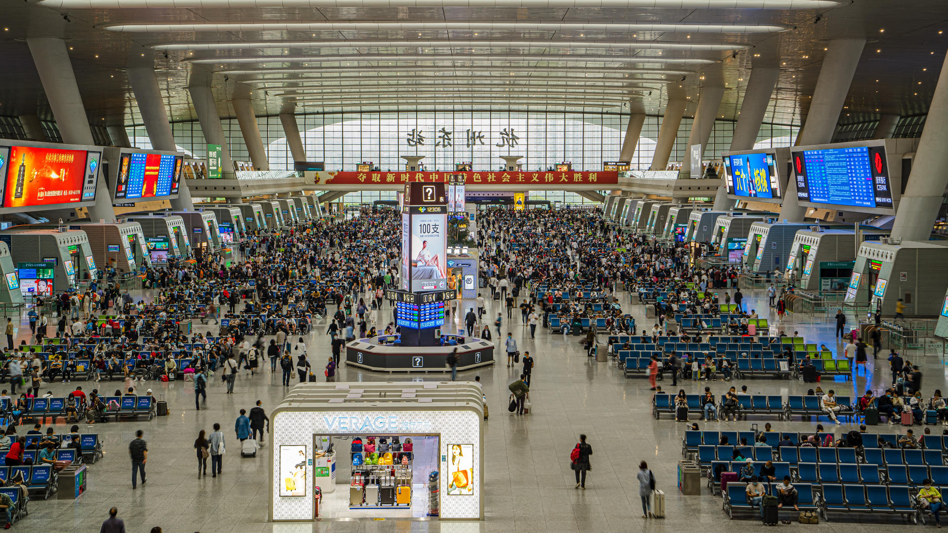 8k延时杭州东站乘客候车室视频的预览图
