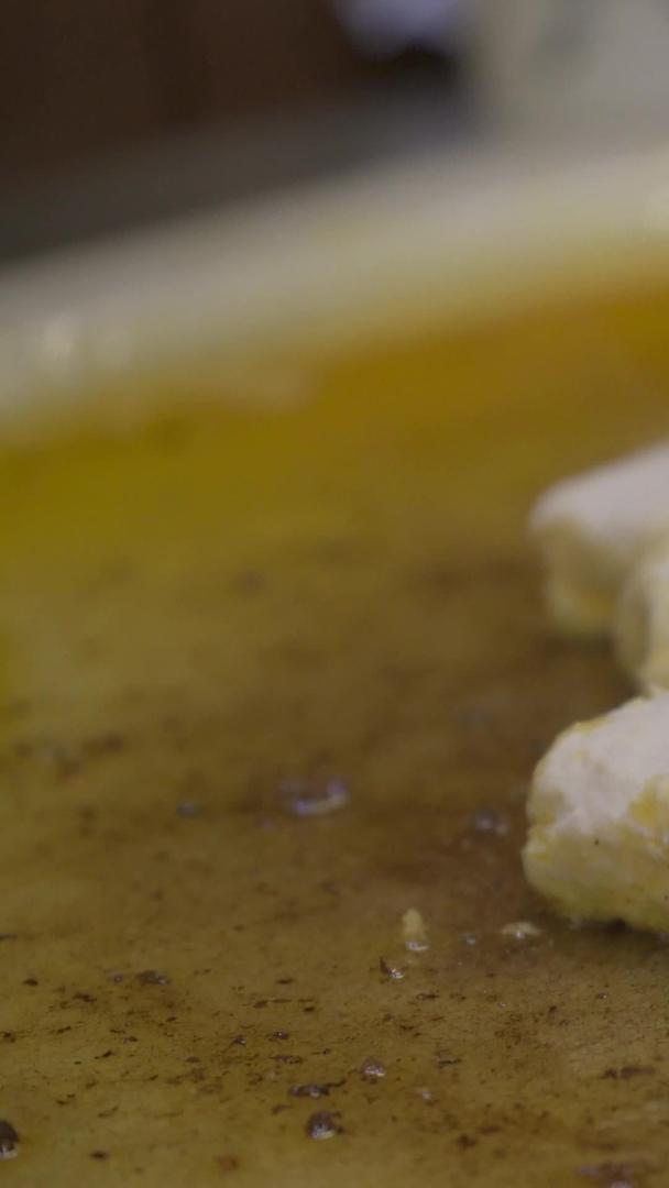 云南大理特色美食石板烧烤豆腐烤豆腐烤豆腐烤豆腐视频的预览图
