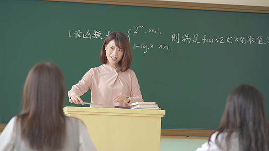 4k教室里数学老师讲数学课视频的预览图