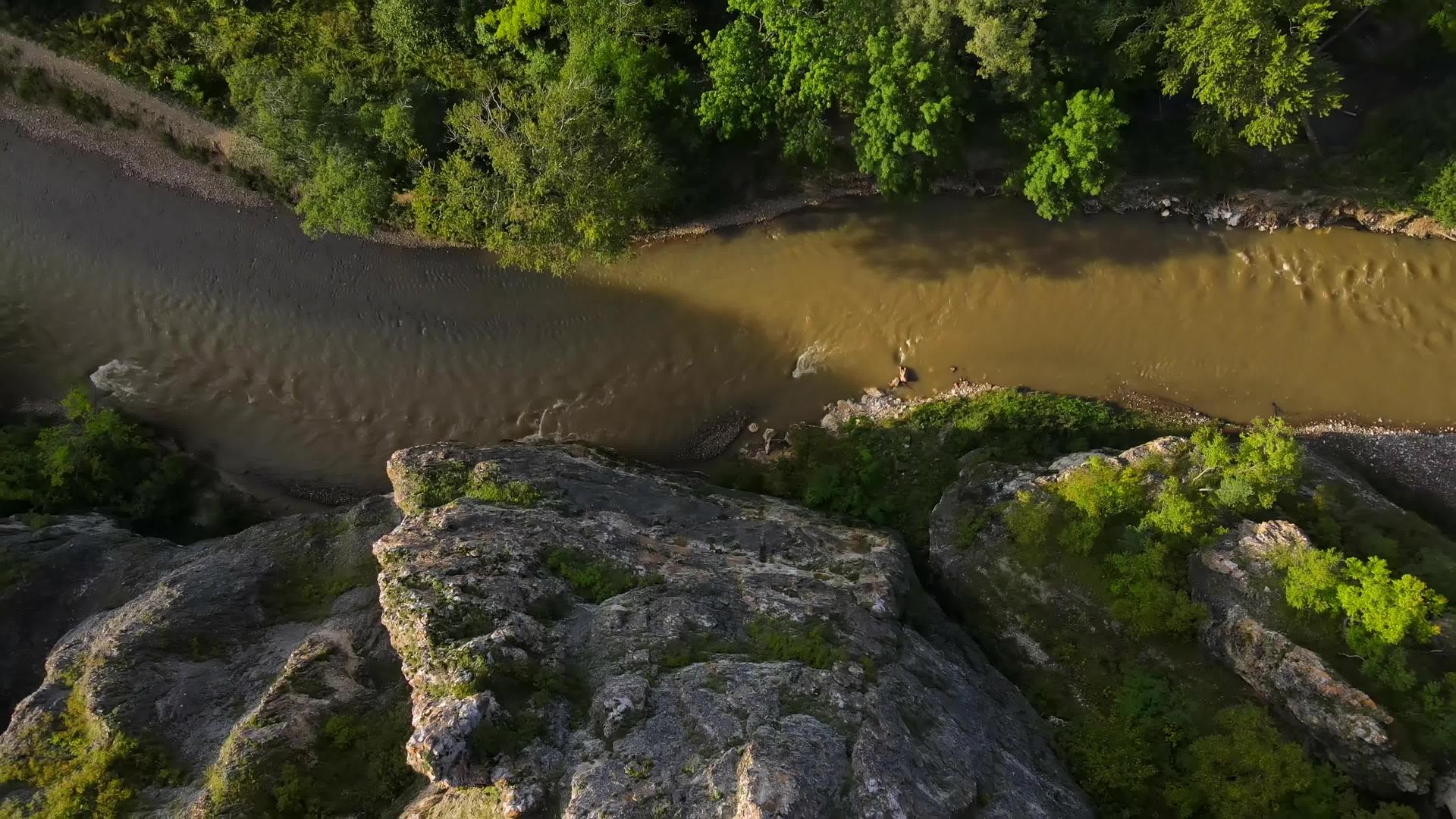 摄像机沿着德苏悬崖向上移动dersuuzala和assaliev视频的预览图