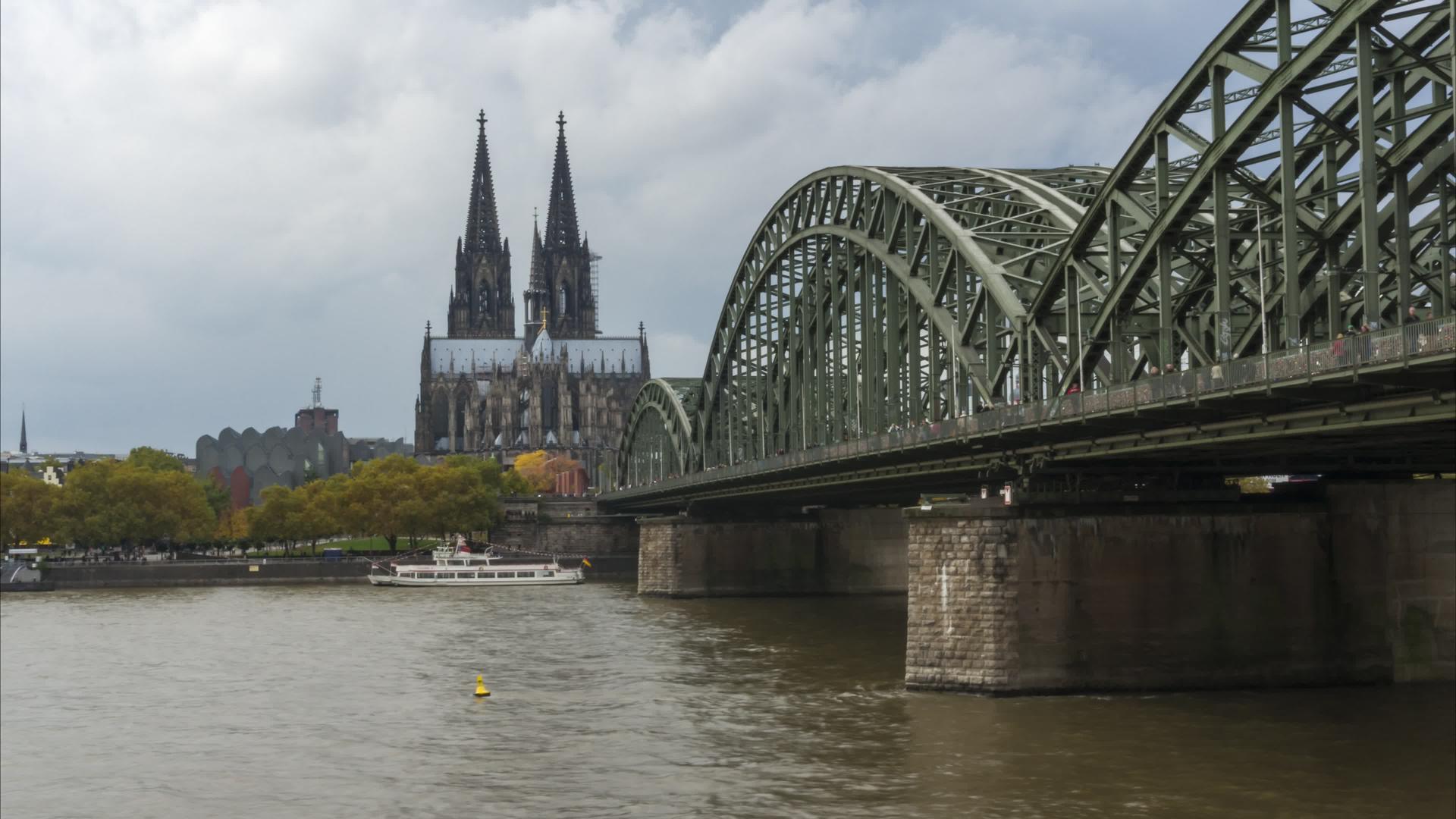 Hohenzollern桥上的古龙卷风和背景上的大龙卷风视频的预览图
