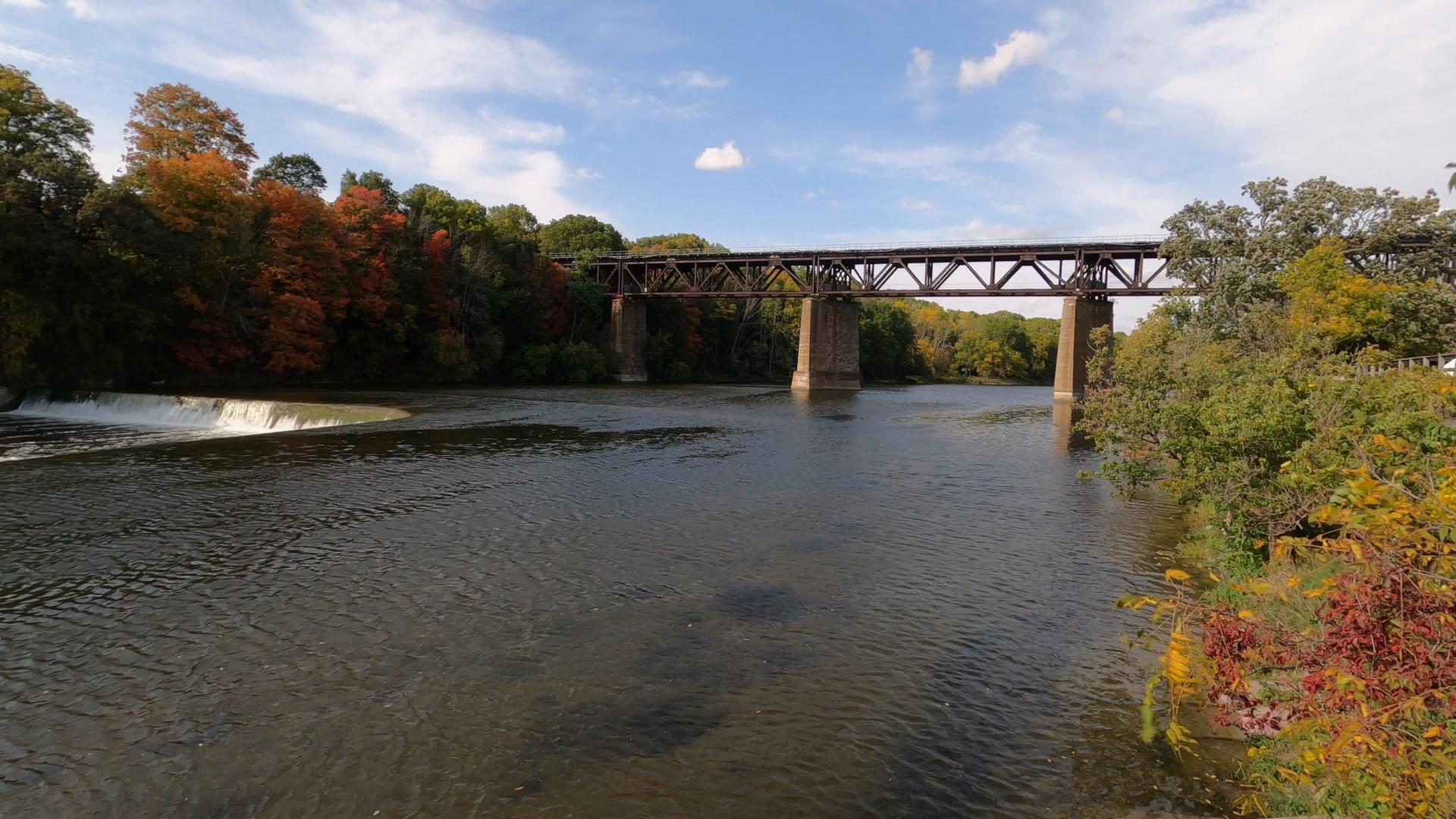 铁路桥在小瀑布附近穿过河流视频的预览图