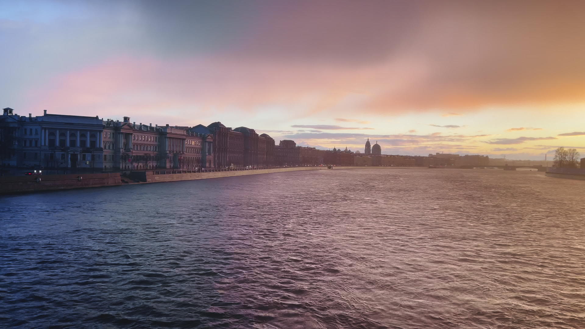 俄罗斯威尼斯日落时的雨幕视频的预览图