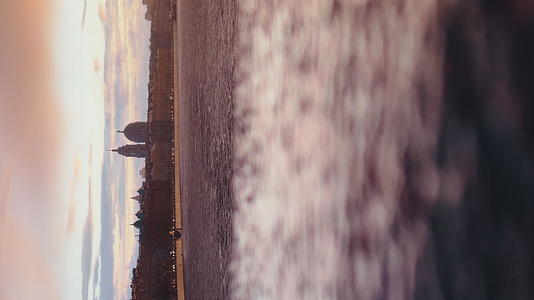 俄罗斯威尼斯日落时俄罗斯圣彼得堡路堤雨幕涅瓦河黄昏视频的预览图