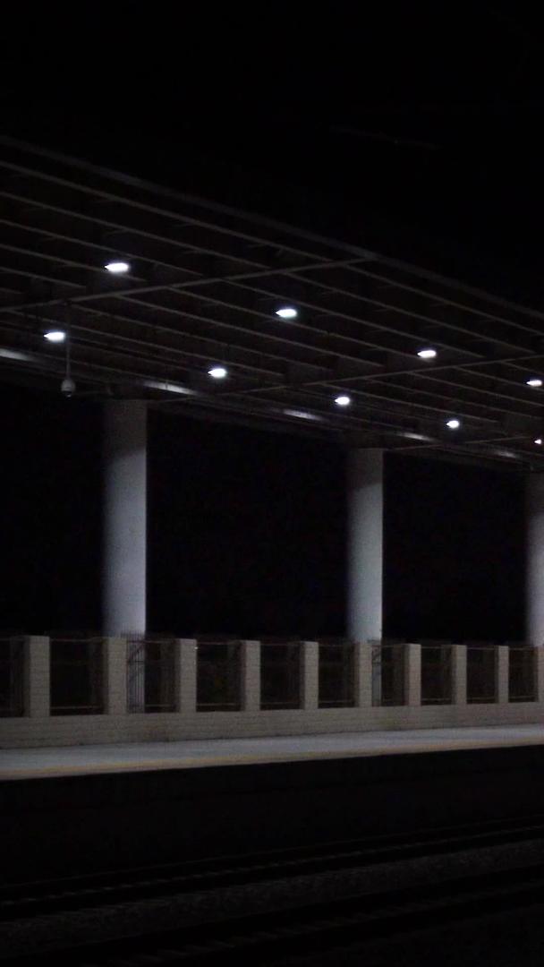 晚上高铁列车进站泰州姜堰实拍视频的预览图
