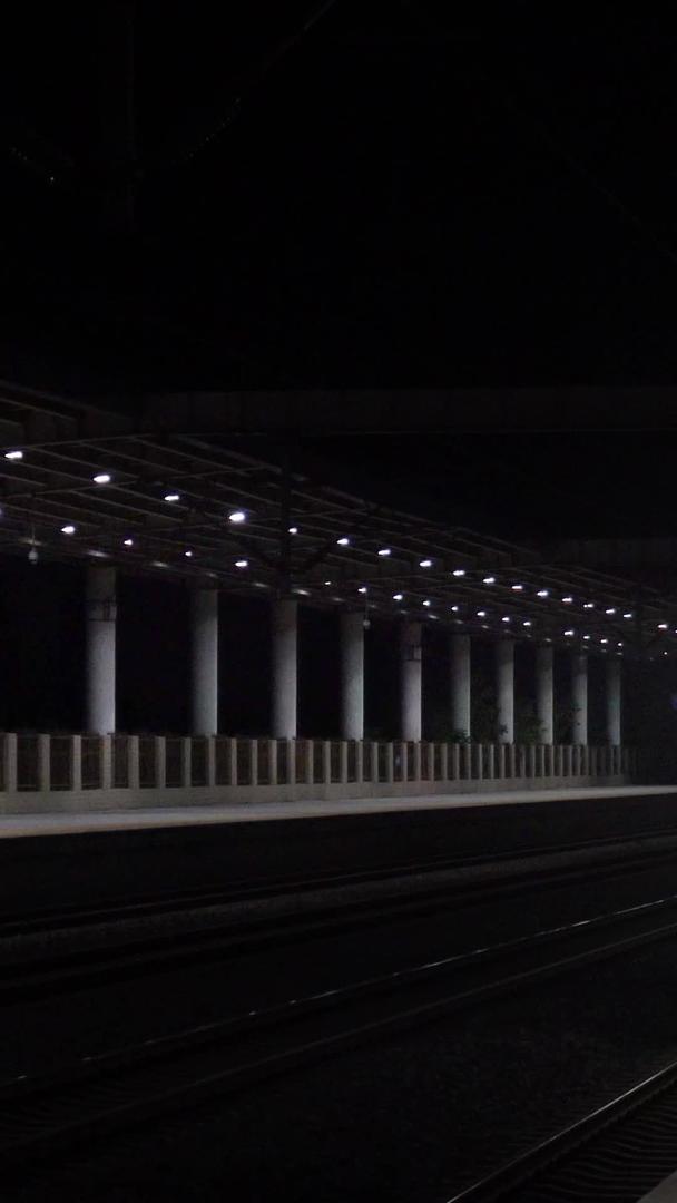 晚上高铁列车进站泰州姜堰实拍视频的预览图